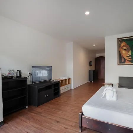 Club Bamboo Boutique Patong Beach Resort Экстерьер фото