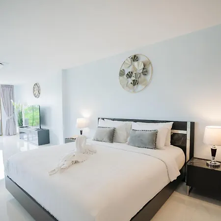 Club Bamboo Boutique Patong Beach Resort Экстерьер фото